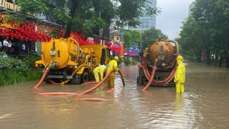[Photo] Hanoï : les autorités travaillent dur pour surmonter les effets des fortes pluies