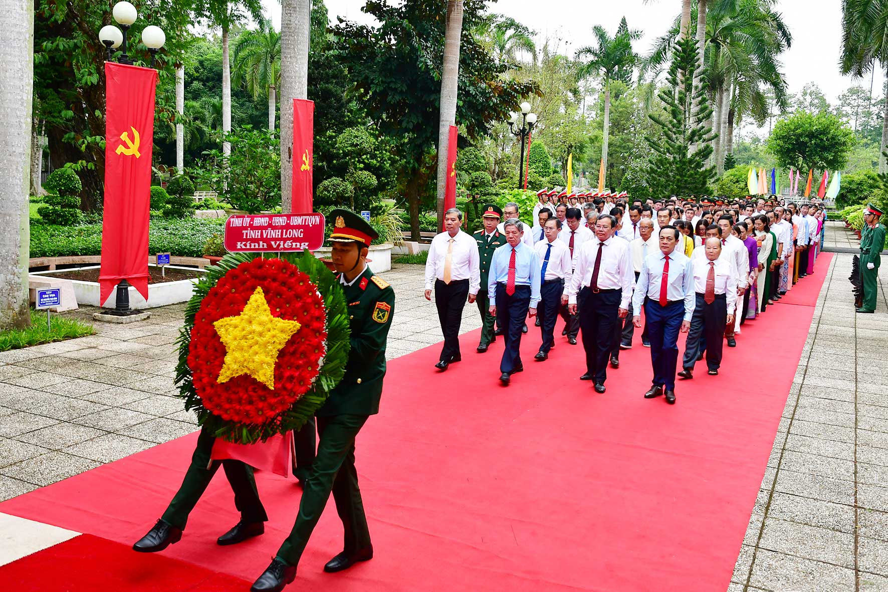 Líderes provinciales visitan al presidente Ho Chi Minh y a los mártires heroicos