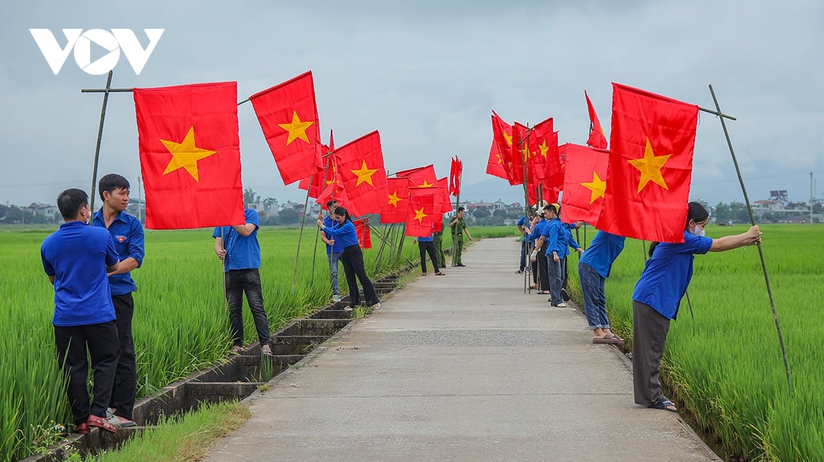Điện Biên: Rực rỡ “con đường cờ Tổ quốc” giữa cánh đồng Mường Thanh chào mừng Quốc khánh 2/9 - Ảnh 7.