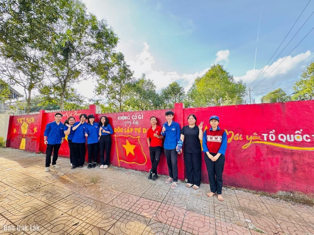 Youth Union members of Buon Ho ward join hands to turn an old wall into a youth project, Vietnam Pride Mural