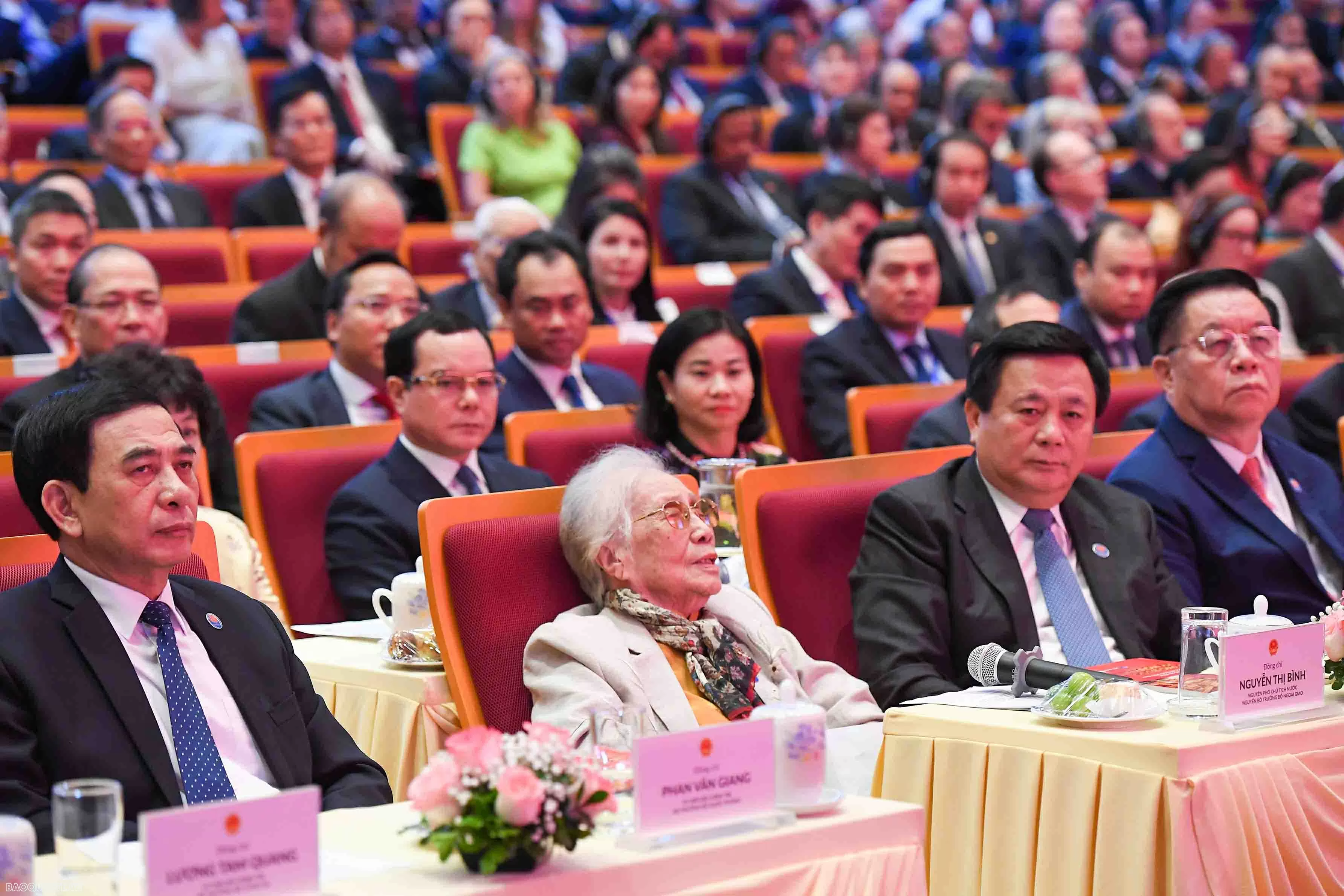 Tổng Bí thư Tô Lâm trao tặng bà Nguyễn Thị Bình danh hiệu Anh hùng Lao động
