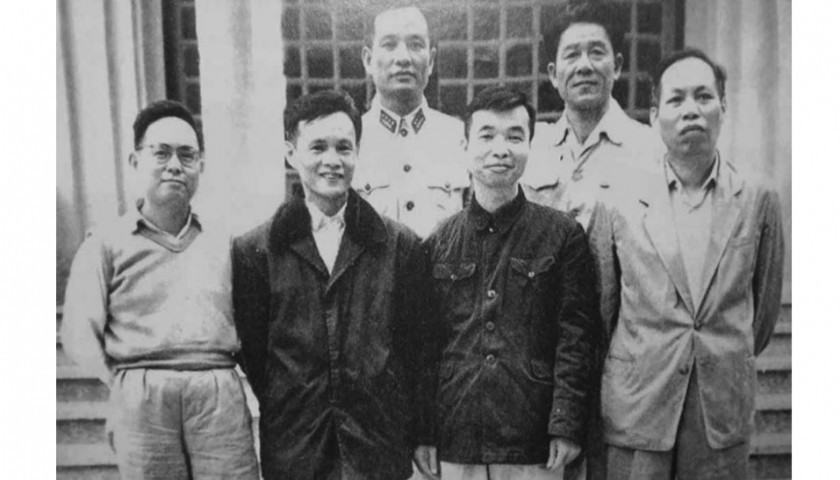 ជួរមុខពីស្តាំទៅឆ្វេង៖ សមមិត្ត Nguyen Khang (ទីមួយ) ឧត្តមសេនីយ៍ Nguyen Quyet (ទីពីរ) វរសេនីយ៍ឯក Le Trong Nghia (ទីបួន) ជួបជាមួយកម្មាភិបាល និងសមាជិកកងជីវពលដែលចូលរួមក្នុងបដិវត្តខែសីហា ឆ្នាំ ១៩៤៥ នៅទីក្រុងហាណូយ។ រូបថតដែលបានថតនៅឆ្នាំ 1960 ផ្តល់ដោយគ្រួសារសមមិត្ត Le Trong Nghia