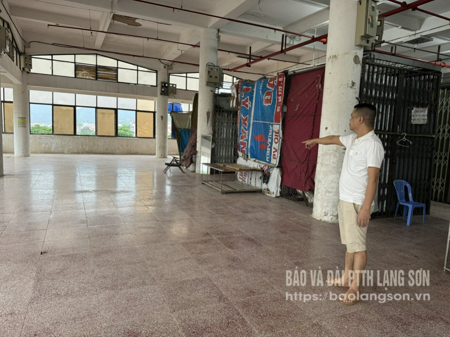 Une zone de vente (au 3ème étage) du marché de Dong Kinh n'a plus d'étals car les vendeurs ont fermé.
