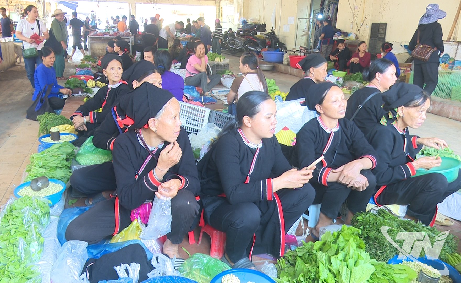 Một góc bán đồ nông sản địa phương của phụ nữ Sán Chỉ.