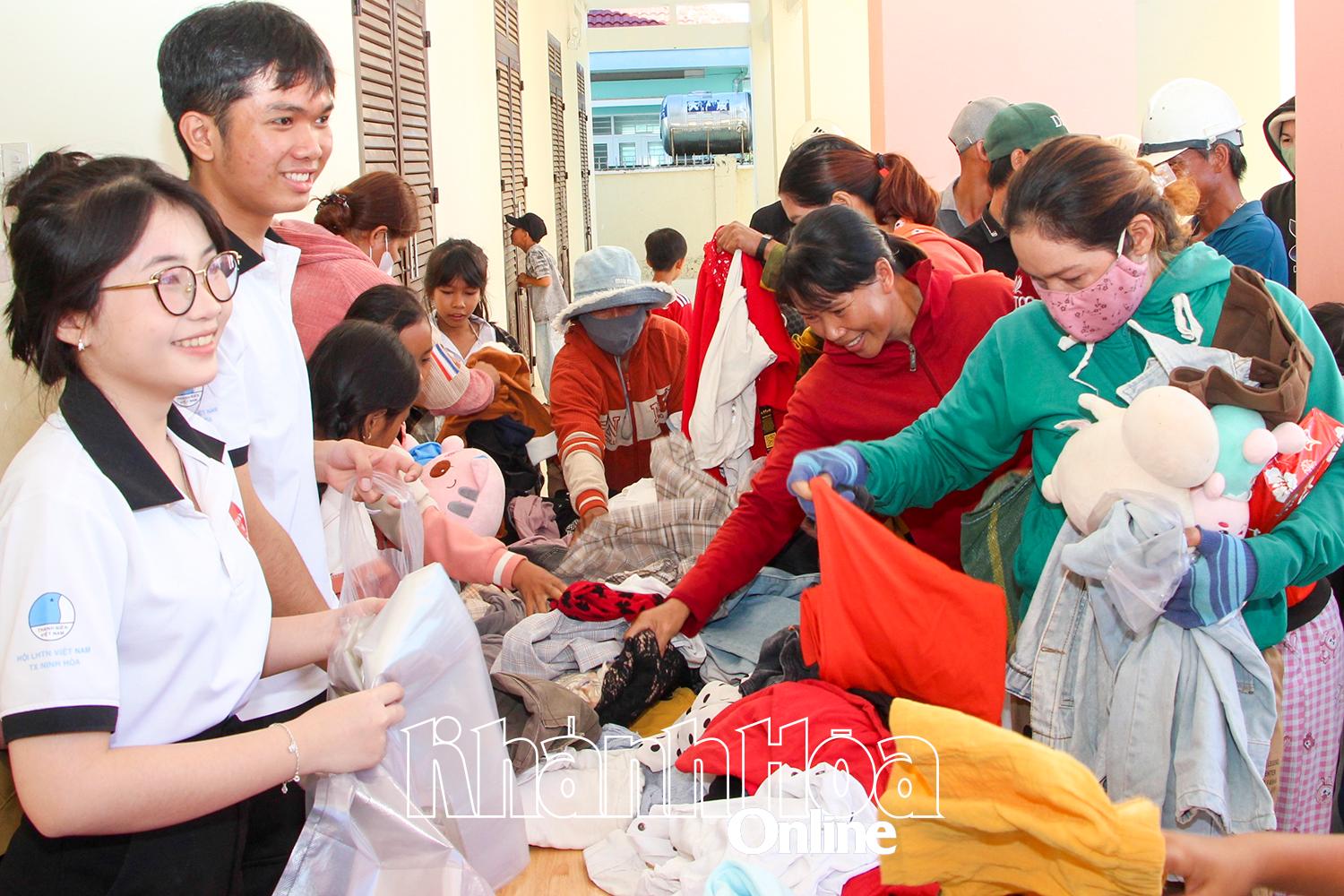 Người dân xã Tây Ninh Hòa 
lựa chọn quần áo, thú bông tại gian hàng 0 đồng do Câu lạc bộ Thiện nguyện Vô Ưu tổ chức.
