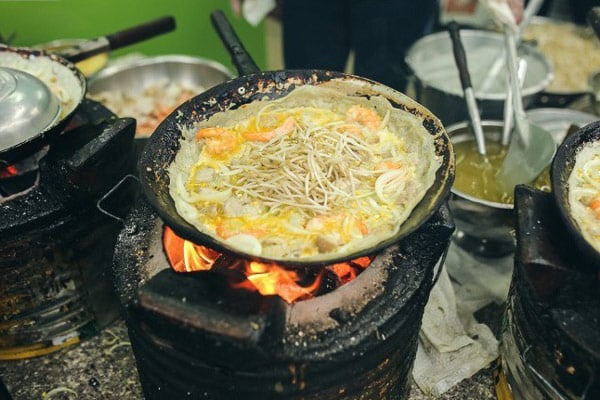 Món bánh đặc sản Việt lên đài Hàn Quốc: Du khách nhận xét "Giờ tôi đã hiểu vì sao nó lại được yêu thích!" - Ảnh 2.