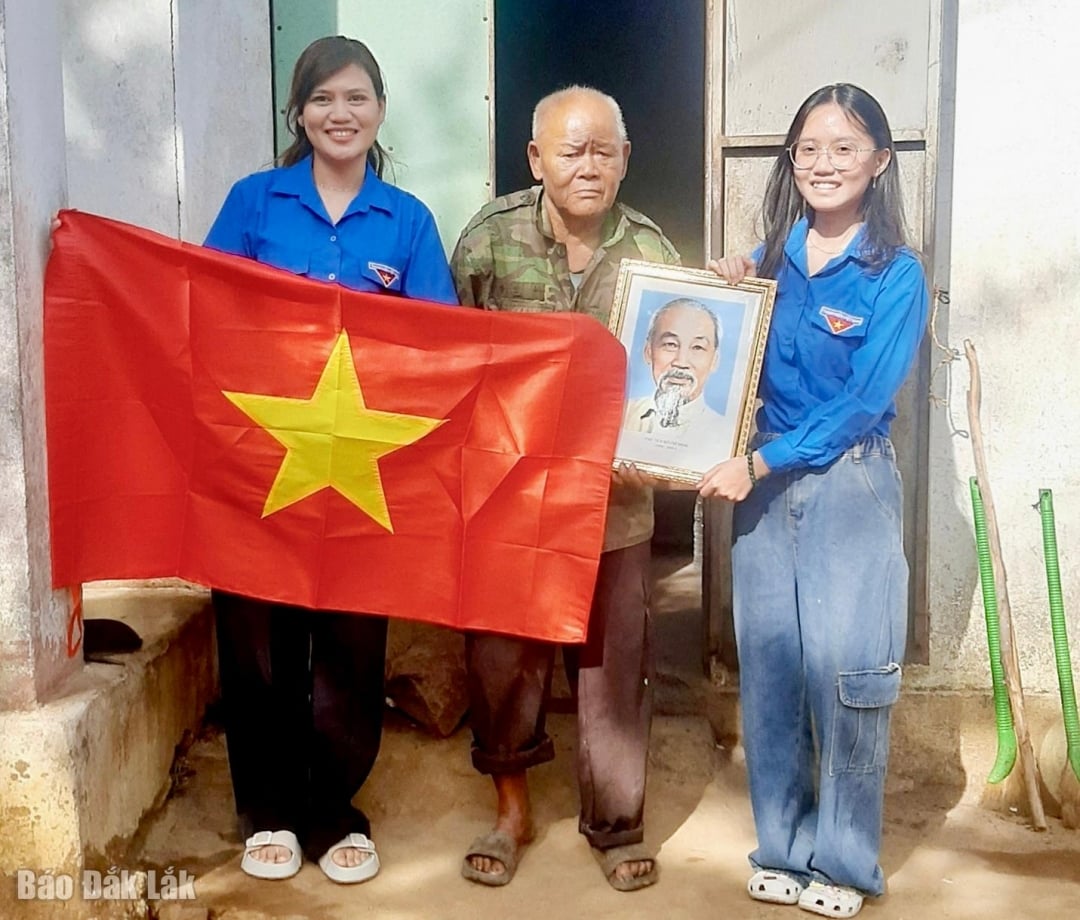 Youth Union members of Van Hoa commune presented national flags and photos of Uncle Ho to policy families in the area.
