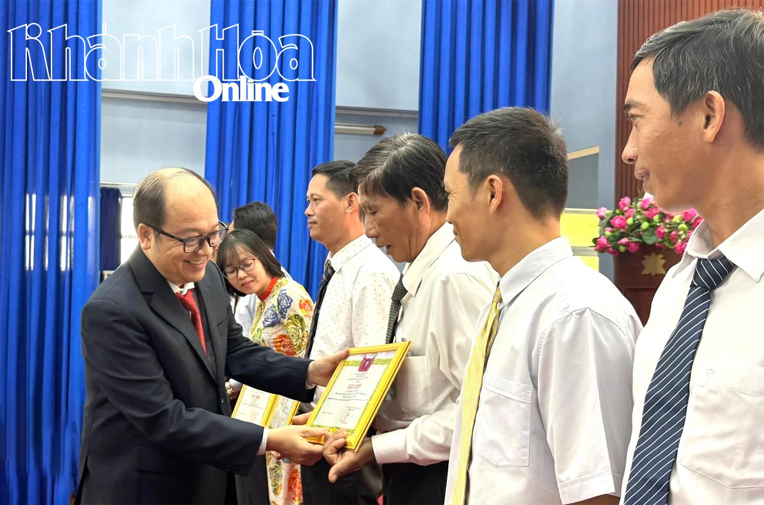 Leaders of the Department of Health awarded certificates of merit to typical advanced individuals in the period 2020 - 2025.
