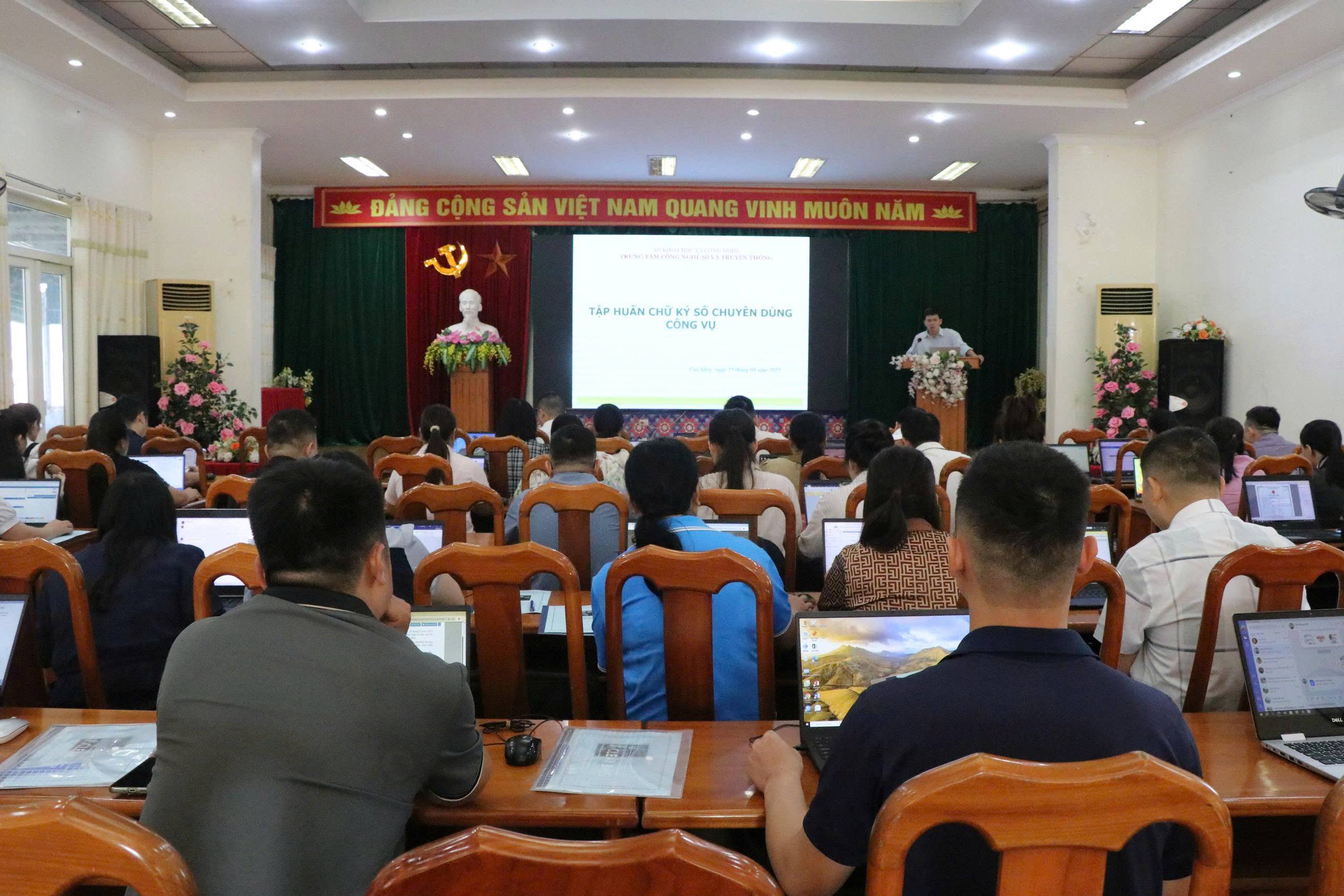 វគ្គបណ្តុះបណ្តាលស្តីពីហត្ថលេខាឌីជីថលសម្រាប់បម្រើសេវាសាធារណៈដល់មន្ត្រីឃុំ-សង្កាត់ និងមន្ត្រីរាជការជាង១០០នាក់។