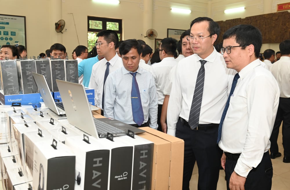 Phó Chủ tịch UBND tỉnh Tây Ninh Đoàn Trung Kiên và các đại biểu tham quan quầy trưng bày sản phẩm tin học tại Nhà truyền thống Khu Căn cứ Ban GBV và Ban TTLL TWCMN