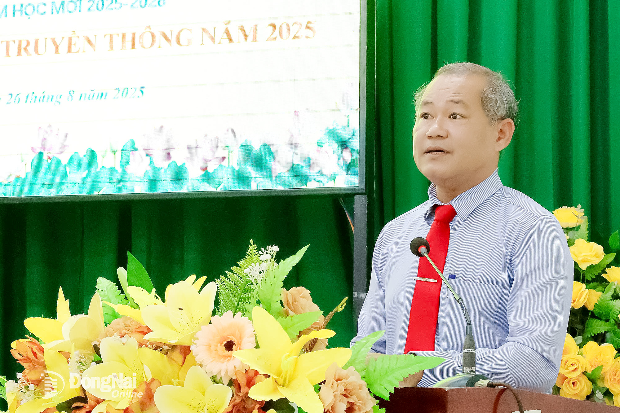 Bí thư Đảng ủy, Chủ tịch HĐND xã Phú Hòa Trần Nam Biên phát biểu tại buổi lễ. Ảnh: Nguyễn Ngân
