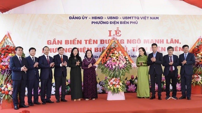 តំណាងគ្រួសារវិចិត្រករប្រជាជន Ngo Manh Lan និងថ្នាក់ដឹកនាំខេត្ត Dien Bien បានចូលរួមពិធីប្រកាសដាក់ឈ្មោះផ្លូវមួយ បន្ទាប់ពីវិចិត្រករ Ngo Manh Lan។