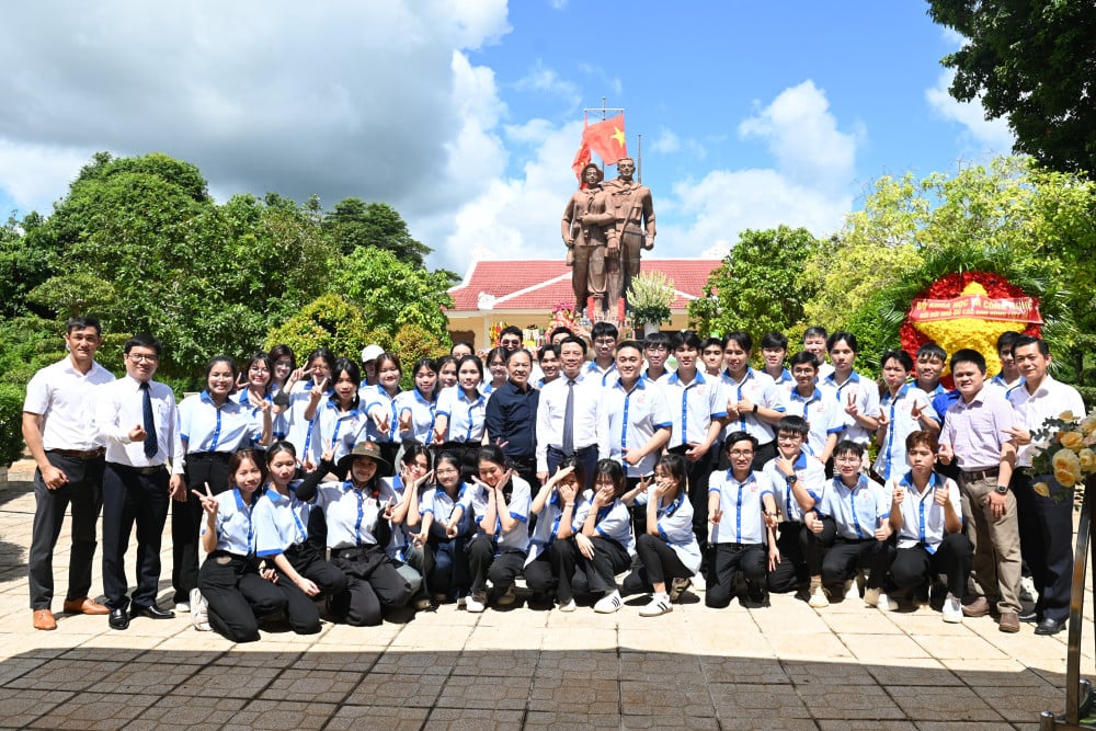 Bộ trưởng Bộ KH&CN Nguyễn Mạnh Hùng chụp ảnh lưu niệm với sinh viên Học viện Công nghệ bưu chính viễn thông