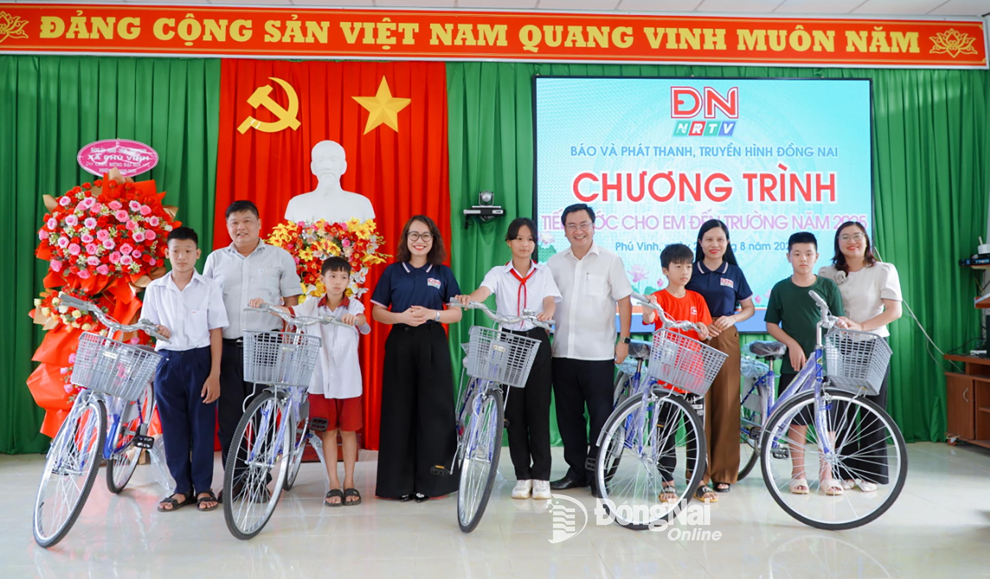 ថ្នាក់ដឹកនាំកាសែត វិទ្យុ និងទូរទស្សន៍ Dong Nai និងថ្នាក់ដឹកនាំឃុំ Phu Vinh ជូនកង់ដល់សិស្សានុសិស្ស។ រូបថត៖ Thanh Nhan
