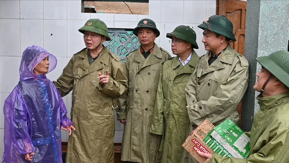 チャン・ホン・ハ副首相はハティン省ロックハ村イエンディン村のトラン・ティ・サックさんの家族を訪問し、激励した。
