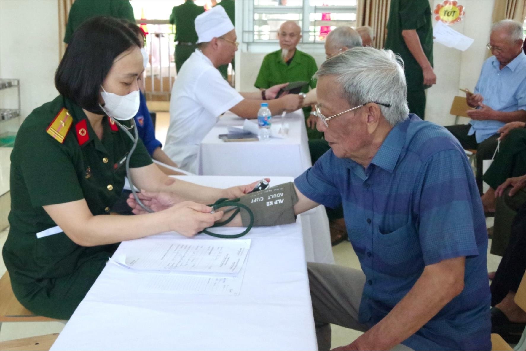 Bệnh viện Quân y 7 khám, tặng quà cho đối tượng chính sách ở phường Bình Khê (Quảng Ninh)