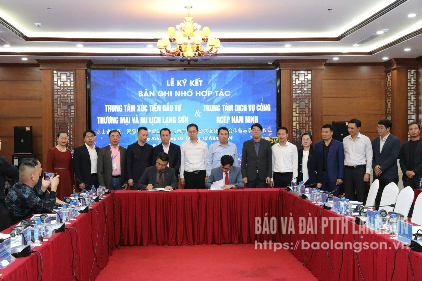 ថ្នាក់ដឹកនាំនៃមជ្ឈមណ្ឌលជំរុញការវិនិយោគ ពាណិជ្ជកម្ម និងទេសចរណ៍ខេត្ត និងតំណាងមជ្ឈមណ្ឌលសេវាកម្មសាធារណៈ RCEP នៃទីក្រុងណាននីង ប្រទេសចិន បានចុះហត្ថលេខាលើអនុស្សរណៈនៃកិច្ចសហប្រតិបត្តិការ។
