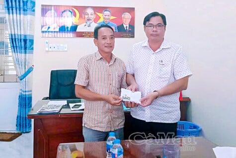 Lãnh đạo xã Tân Ân trao 34,4 triệu đồng cho các hộ dân trong vụ cháy chợ xã Thanh Tùng