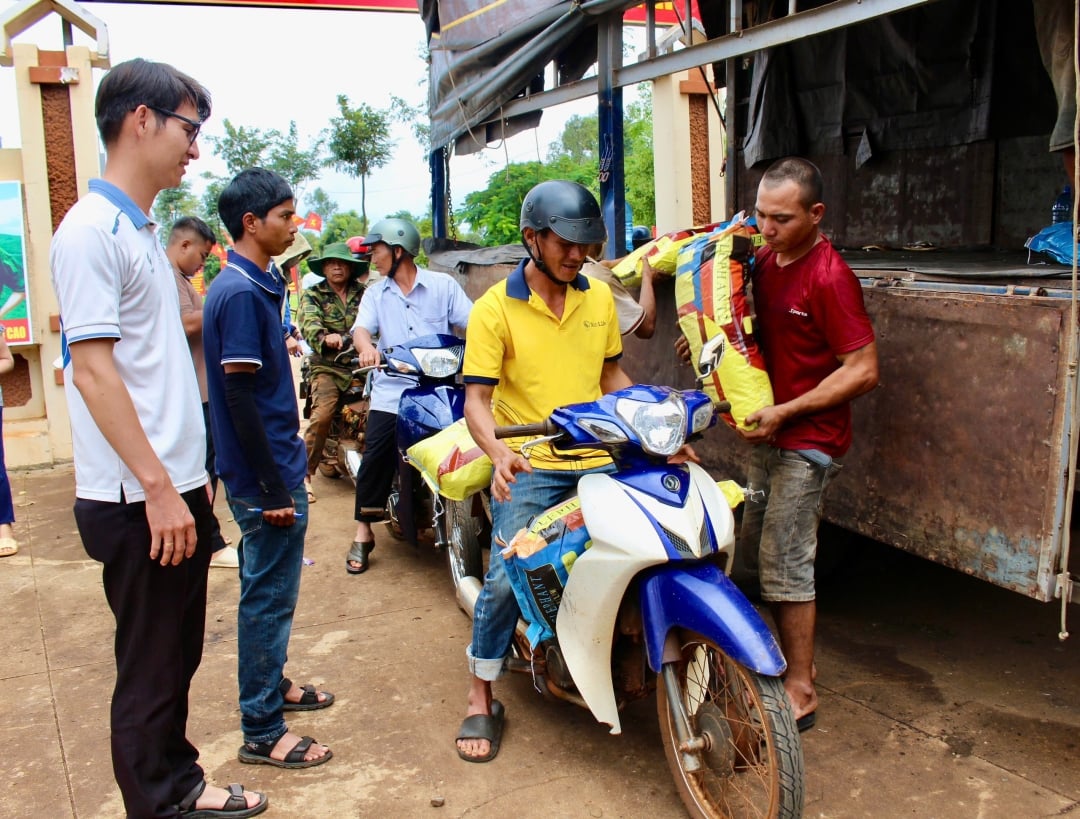 Người dân xã Cư M’gar nhận phân bón hữu cơ vi sinh do Công ty TNHH Xuất nhập khẩu 2-9 Đắk Lắk hỗ trợ.