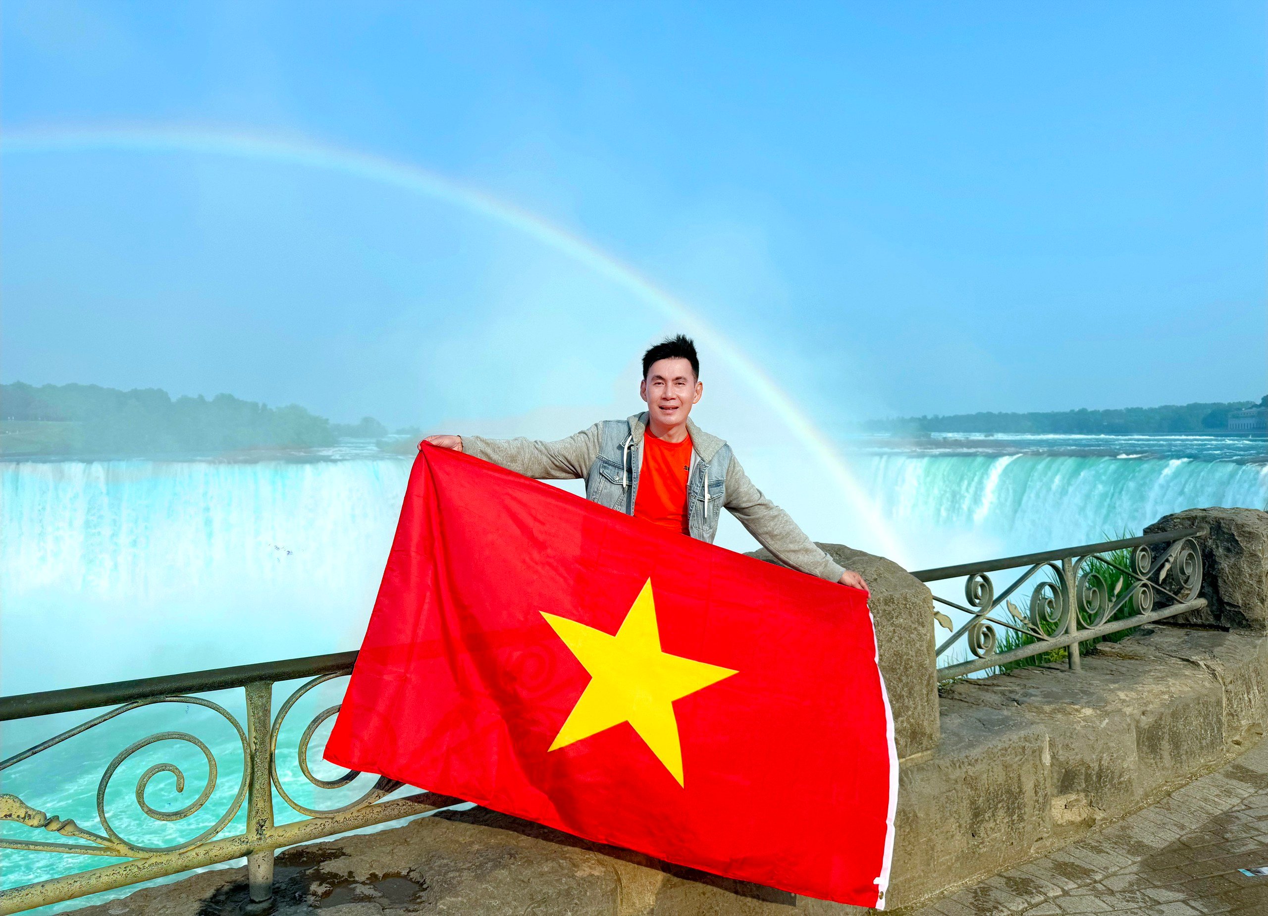 Nam ca sĩ mang hình ảnh lá cờ Việt Nam đi khắp thế giới - Ảnh 1.