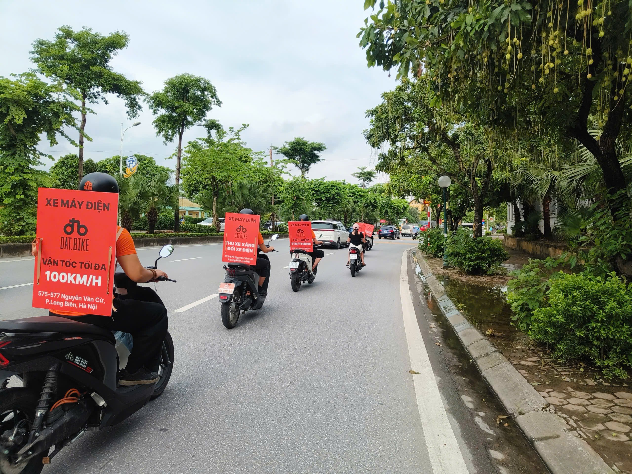 2. Trong dip khai truong Dat Bike trien khai nhieu uu dai cho khach hang tam diem la chuong trinh Thu xe xang doi xe dien gia tot.jpg