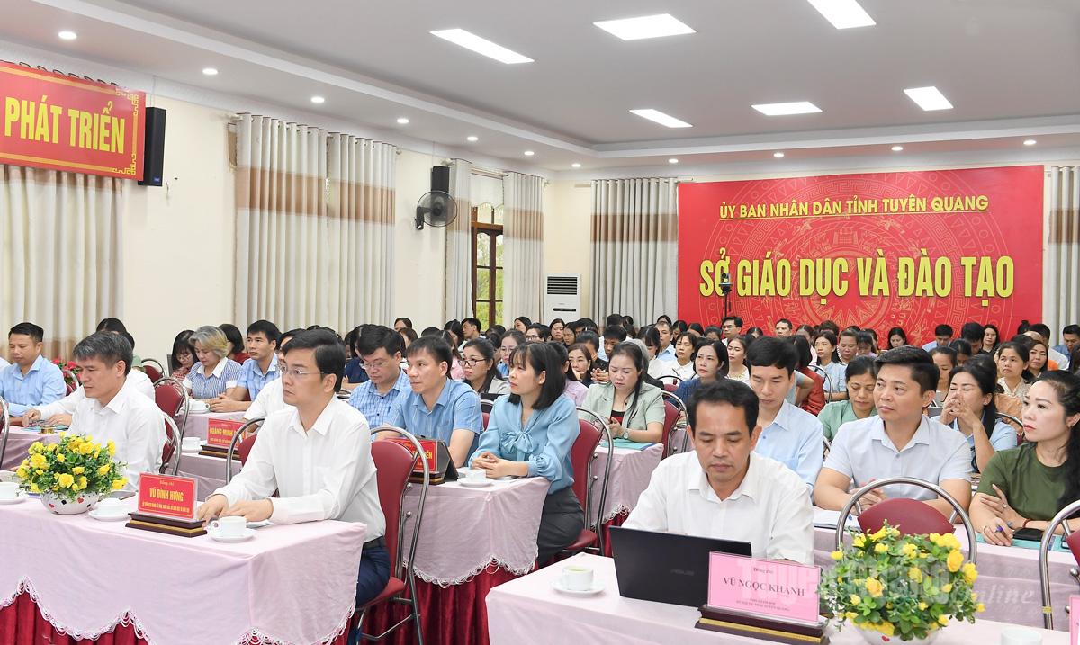 Các đại biểu dự hội nghị.