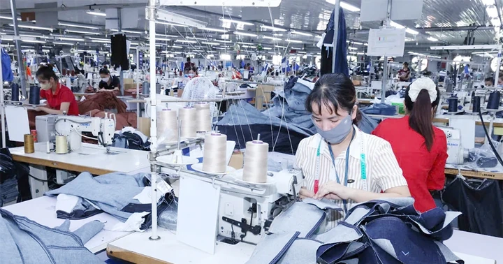 Lo River develops modern industry, urban and services
