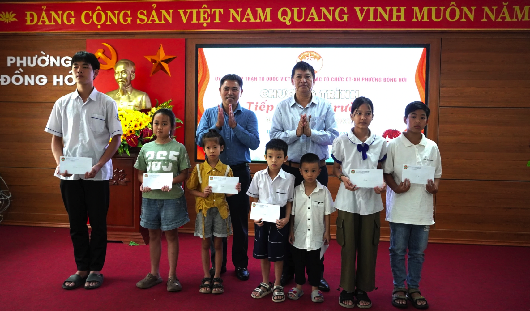 តំណាងអង្គការ និងអ្នកមានគុណ ផ្តល់អាហារូបករណ៍ដល់សិស្ស។ រូបថត៖ H.Tr