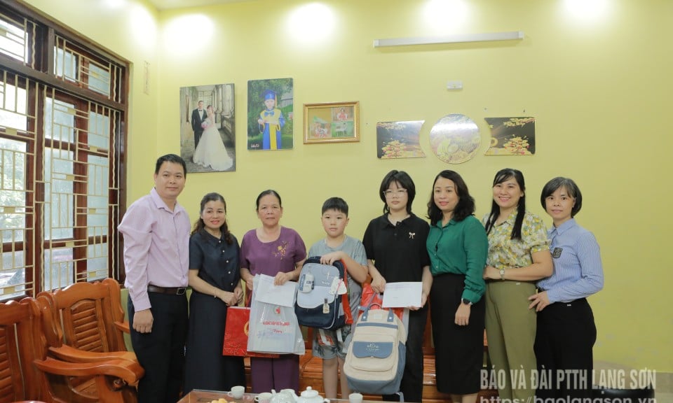 คณะกรรมการพรรคแนวร่วมปิตุภูมิเวียดนามประจำจังหวัดมอบเงินทุนเพื่อสนับสนุนเด็กบุญธรรมที่กำลังเตรียมตัวสำหรับปีการศึกษาใหม่