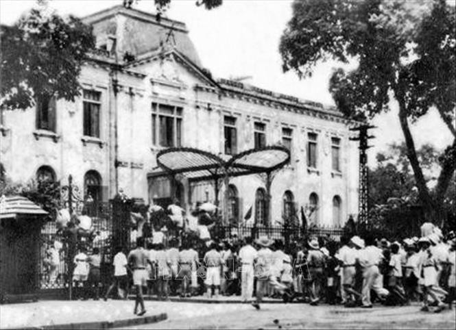 ប្រឈមមុខនឹងការវាយលុកយ៉ាងខ្លាំងក្លារបស់មហាជន ក្រោមការបញ្ជារបស់គណៈកម្មាធិការយោធាបដិវត្តន៍ យើងបានកាន់កាប់វិមានរបស់អគ្គស្នងការអធិរាជភ្លាមៗ។ រូបថត៖ VNA