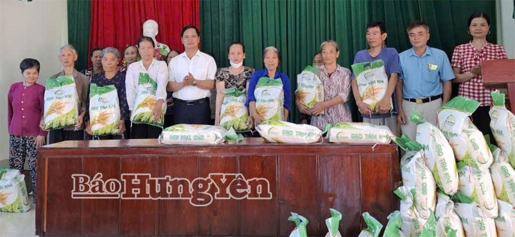 ថ្នាក់ដឹកនាំគណៈកម្មាធិការរណសិរ្សមាតុភូមិវៀតណាមឃុំ Long Hung ជូនអង្ករឧបត្ថម្ភគ្រួសារក្រីក្រ។