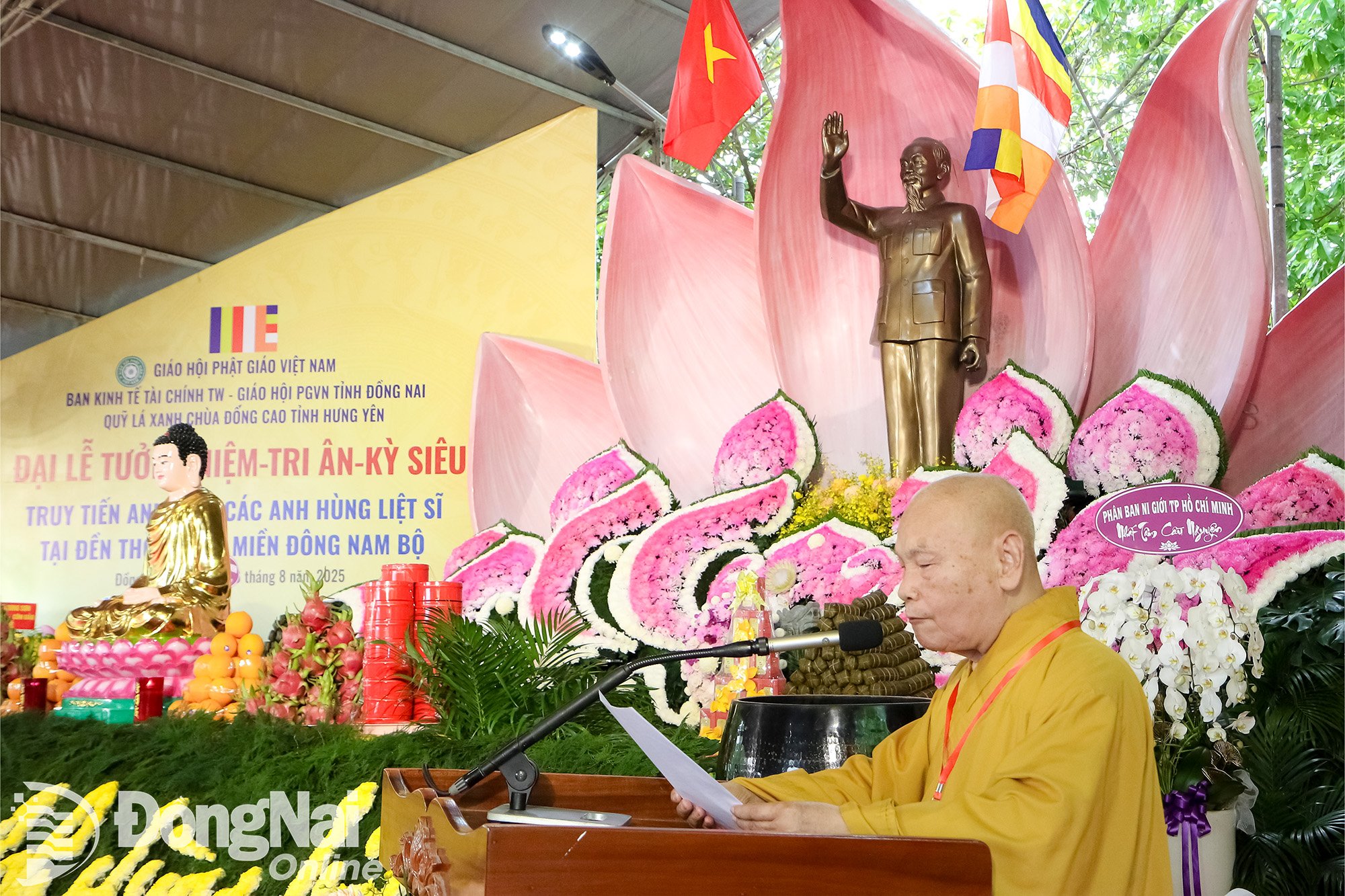 ព្រះតេជគុណ Thich Thien Nhon ប្រធាន​ក្រុមប្រឹក្សា​ប្រតិបត្តិ​មជ្ឈិម​នៃ​គណៈសង្ឃ​វៀតណាម​បាន​មាន​បន្ទូល​ក្នុង​ពិធី​នេះ។ រូបថត៖ Van Truyen