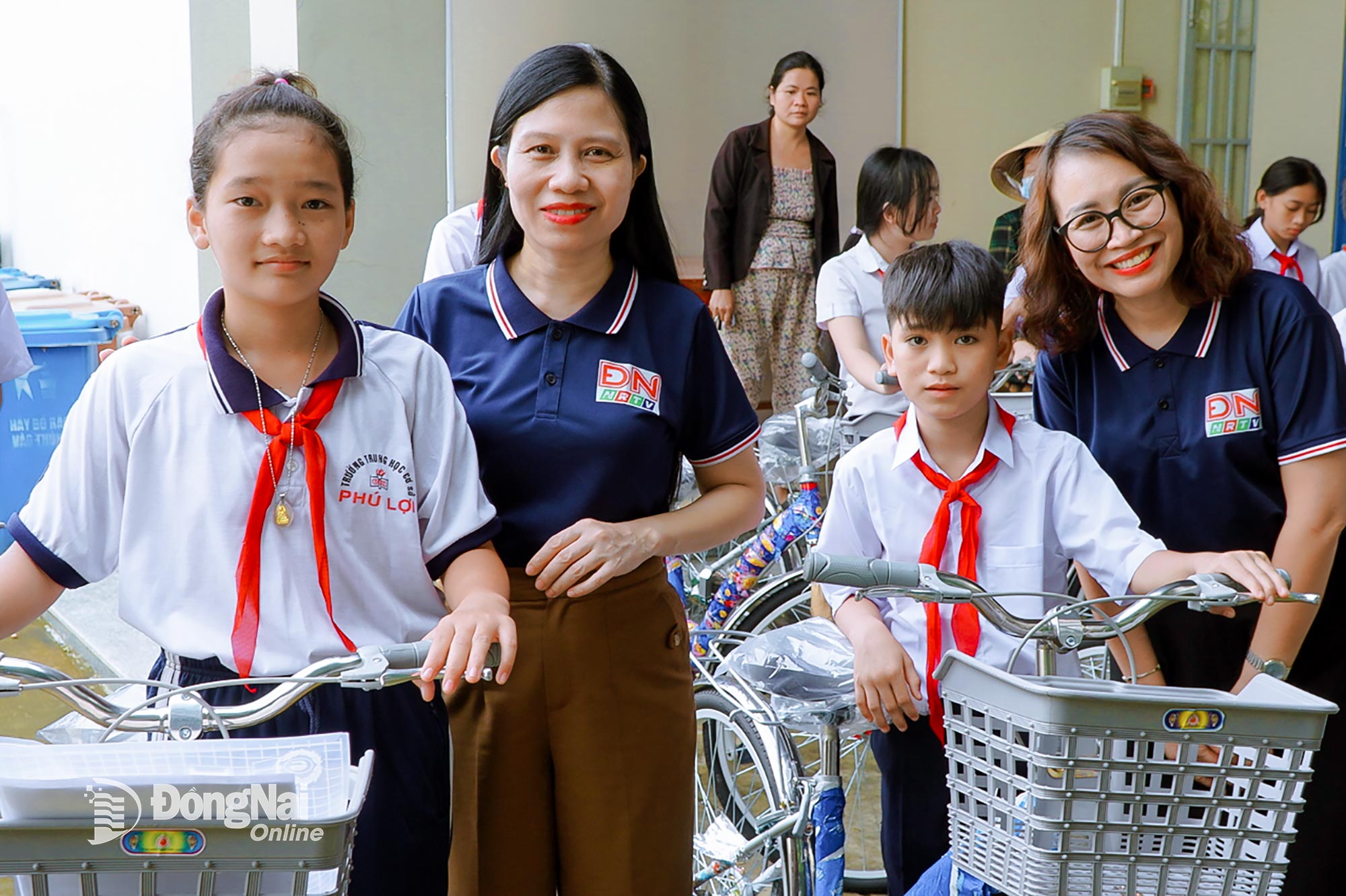 ថ្នាក់ដឹកនាំកាសែត វិទ្យុ និងទូរទស្សន៍ Dong Nai ជូនកង់ដល់សិស្សានុសិស្សនៅឃុំ Phu Hoa។ រូបថត៖ Thanh Nhan