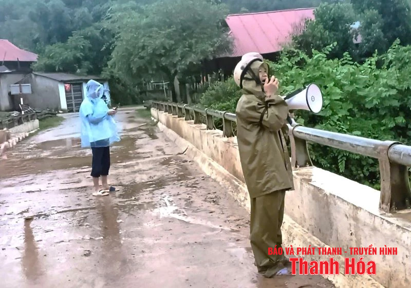 ប្រជាពលរដ្ឋ​មួយ​ចំនួន​នៅ​ឃុំ​យ៉ង់ថាង ហ៊ាន​ភ្លៀង​ធ្លាក់​ទឹក​លិច​ទៅ​មាត់​ទន្លេ​ចាប់​ត្រី។