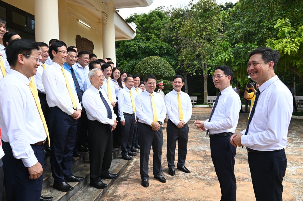 Bộ trưởng Bộ KH&CN Nguyễn Mạnh Hùng chuyện trò với đội ngũ cán bộ, công chức, viên chức ngành Bưu chính tại Nhà truyền thống Khu Căn cứ Ban GBV và Ban TTLL TWCMN
