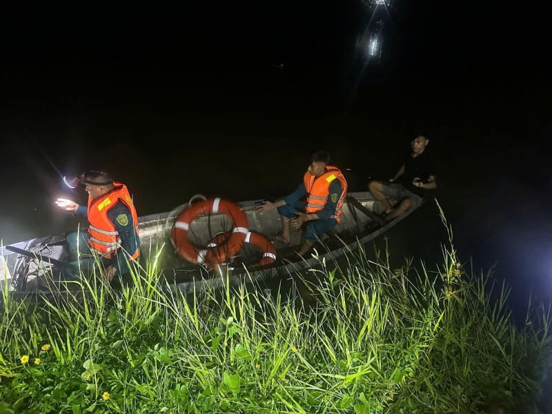 Da Nang: Bemühungen zur Suche nach einem im Yen-Fluss vermissten 3-jährigen Mädchen -1