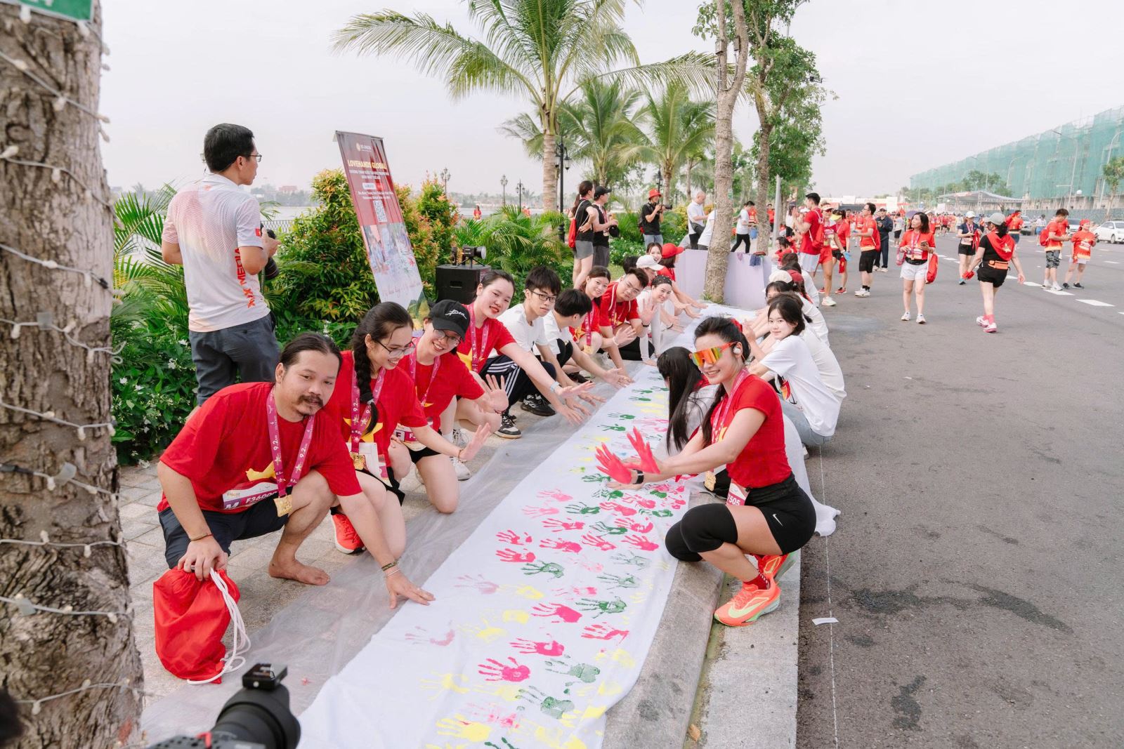 Le tableau « Flower Hands » encourage l'action pour un avenir vert et la réduction des déchets plastiques