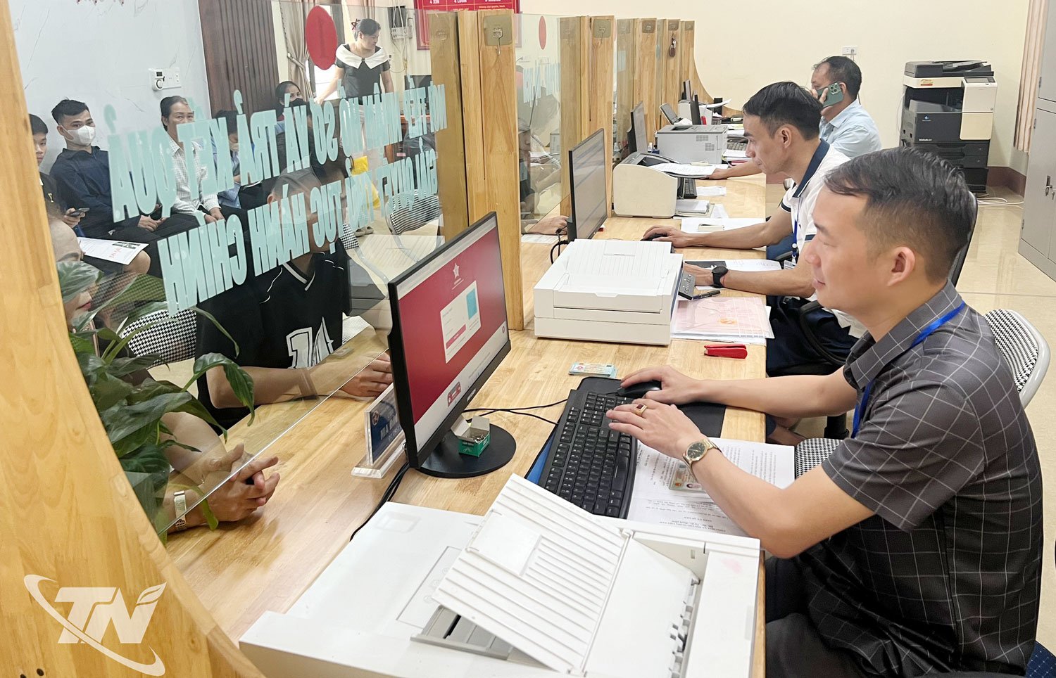 Сотрудники Центра государственных административных услуг коммуны Фудинь обновляют записи и выполняют административные процедуры для местных жителей.