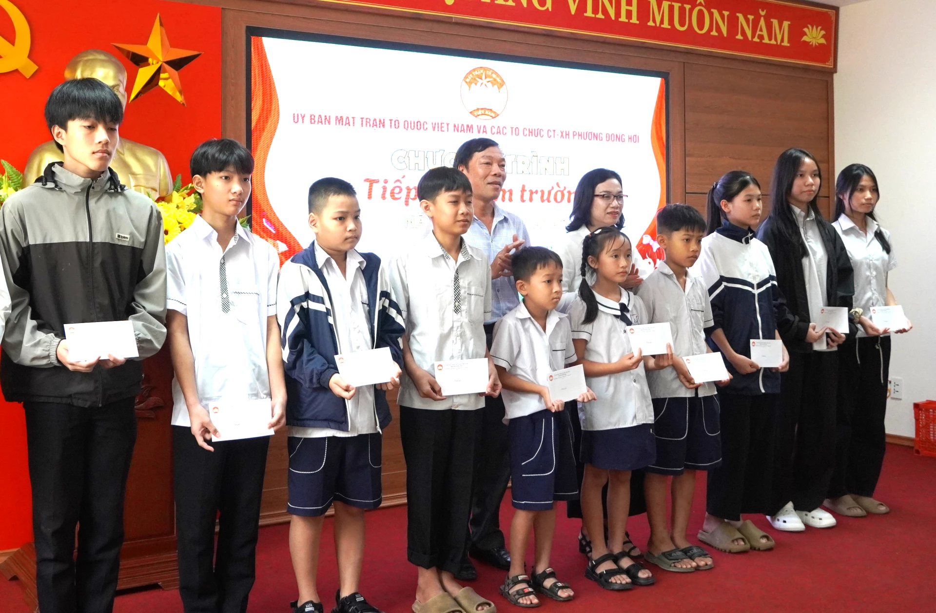 តំណាងគណៈកម្មាធិការរណសិរ្សមាតុភូមិវៀតណាមនៃវួដ Dong Hoi ជូនអំណោយដល់សិស្សានុសិស្ស។ រូបថត៖ H.Tr