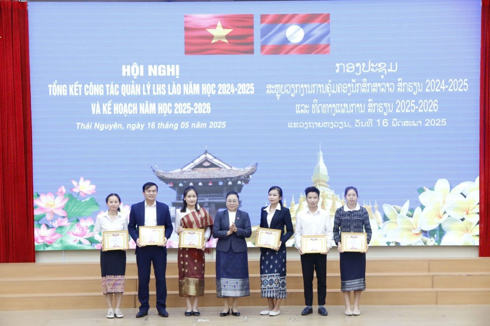 Đại sứ Khamphao Ernthavanh tặng bằng khen cho lưu học sinh Lào có thành tích xuất sắc trong học tập tại Hội nghị tổng kết công tác quản lý lưu học sinh Lào năm học 2024-2025 và triển khai kế hoạch năm học 2025-2026, tháng 5/2025. (Ảnh: tnue.edu.vn)