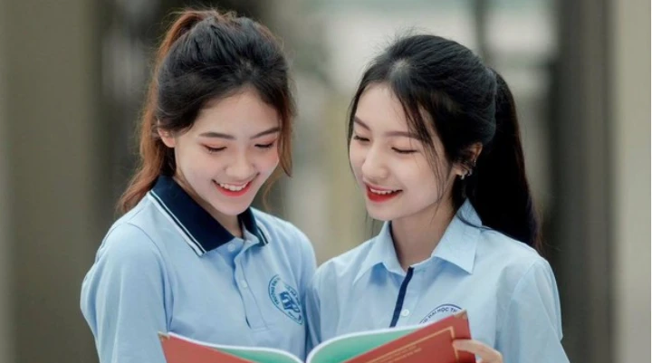 What did Hanoi Capital University say about the two announcements of benchmark scores that confused candidates?