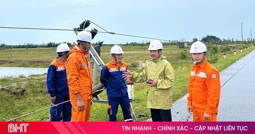 The storm has passed, and Ha Tinh's electricity industry is urgently working to quickly fix the problem.