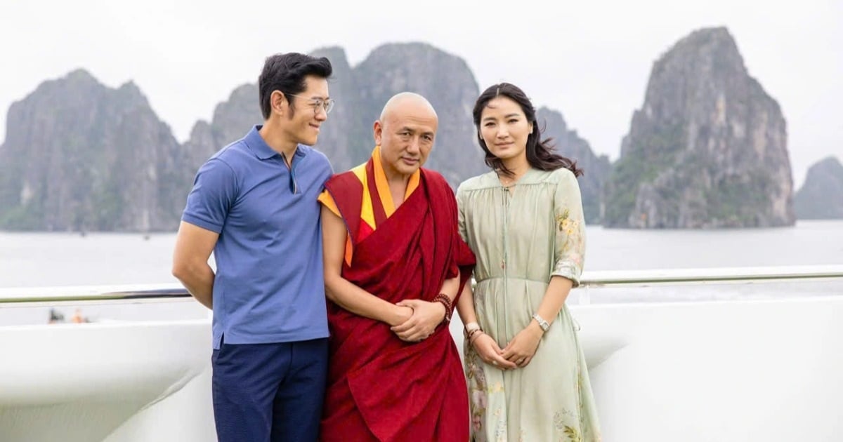 Der König von Bhutan übernachtet in der Präsidentensuite eines Kreuzfahrtschiffs, das die Halong-Bucht besucht