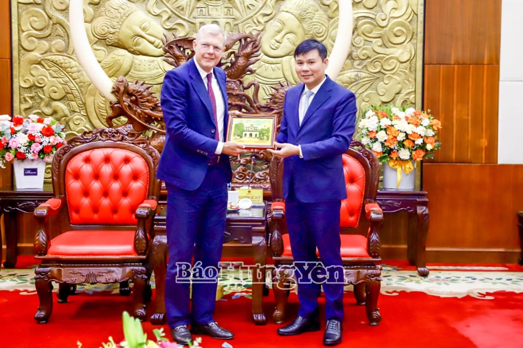 អនុប្រធានគណៈកម្មាធិការប្រជាជនខេត្ត លោក Nguyen Le Huy ជូនតំណាងក្រុមហ៊ុន CTP (ហូឡង់) នូវផ្ទាំងគំនូរអក្សរសិល្ប៍ប្រាសាទ Xich Dang។