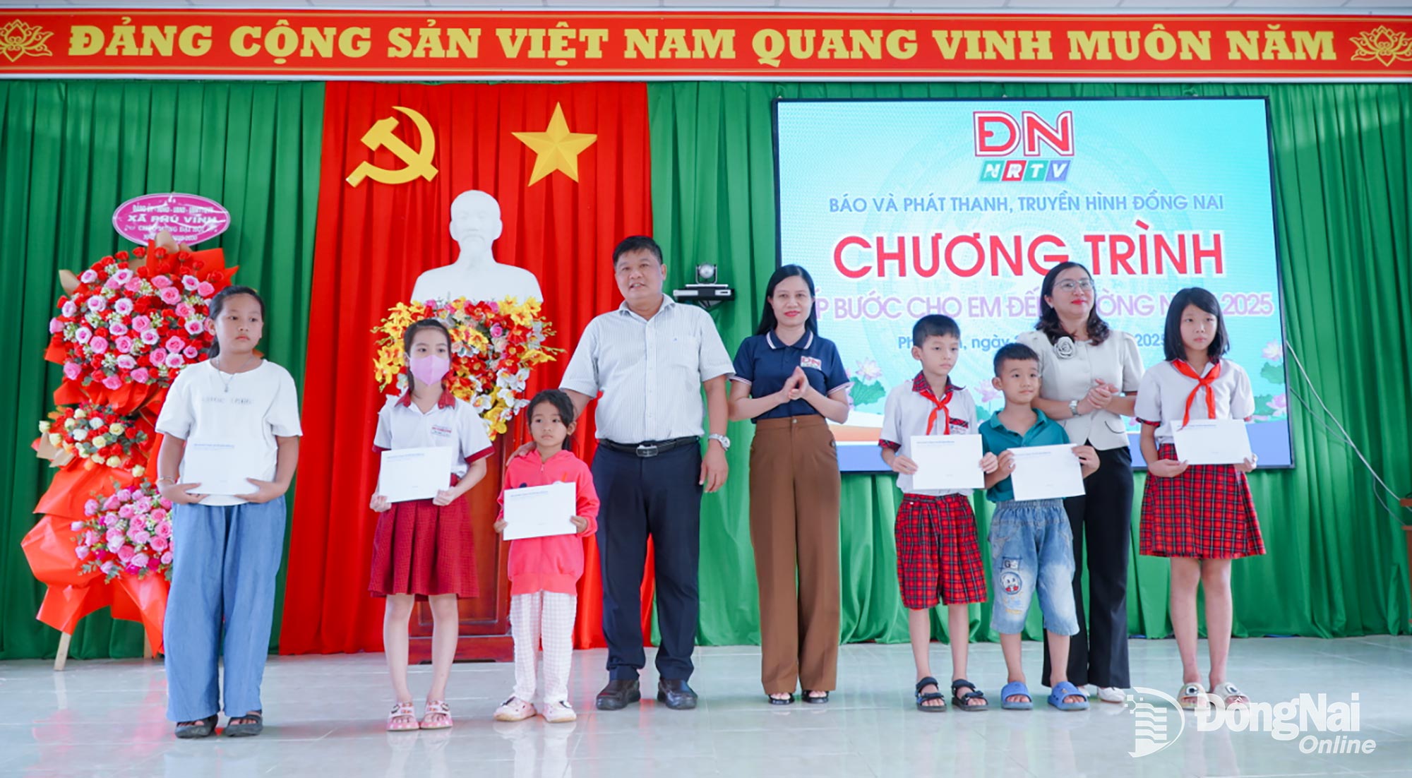 គណៈប្រតិភូបានប្រគល់អាហារូបករណ៍ដល់សិស្សានុសិស្សឃុំ Phu Vinh។ រូបថត៖ Thanh Nhan