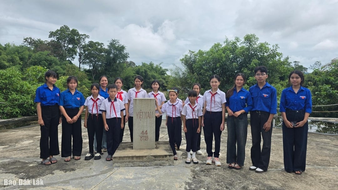 Youth Union members and children of Buon Don commune visit and learn about the border marker.