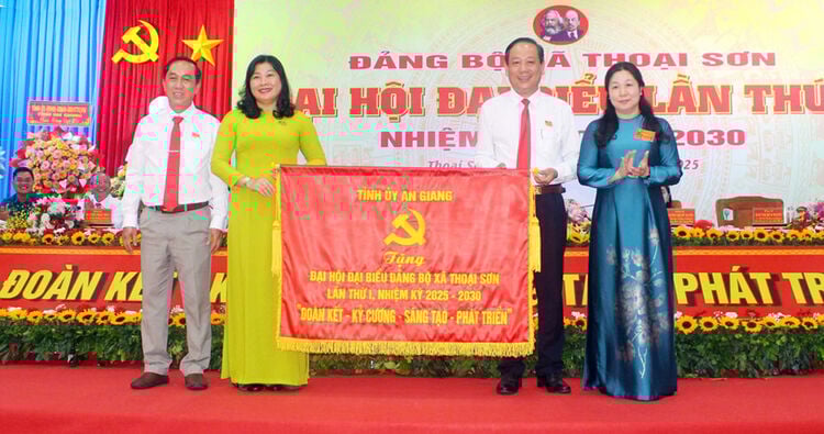 កសាងគណៈកម្មាធិការបក្សឃុំ Thoai Son និងប្រព័ន្ធនយោបាយស្មើរនឹងភារកិច្ច