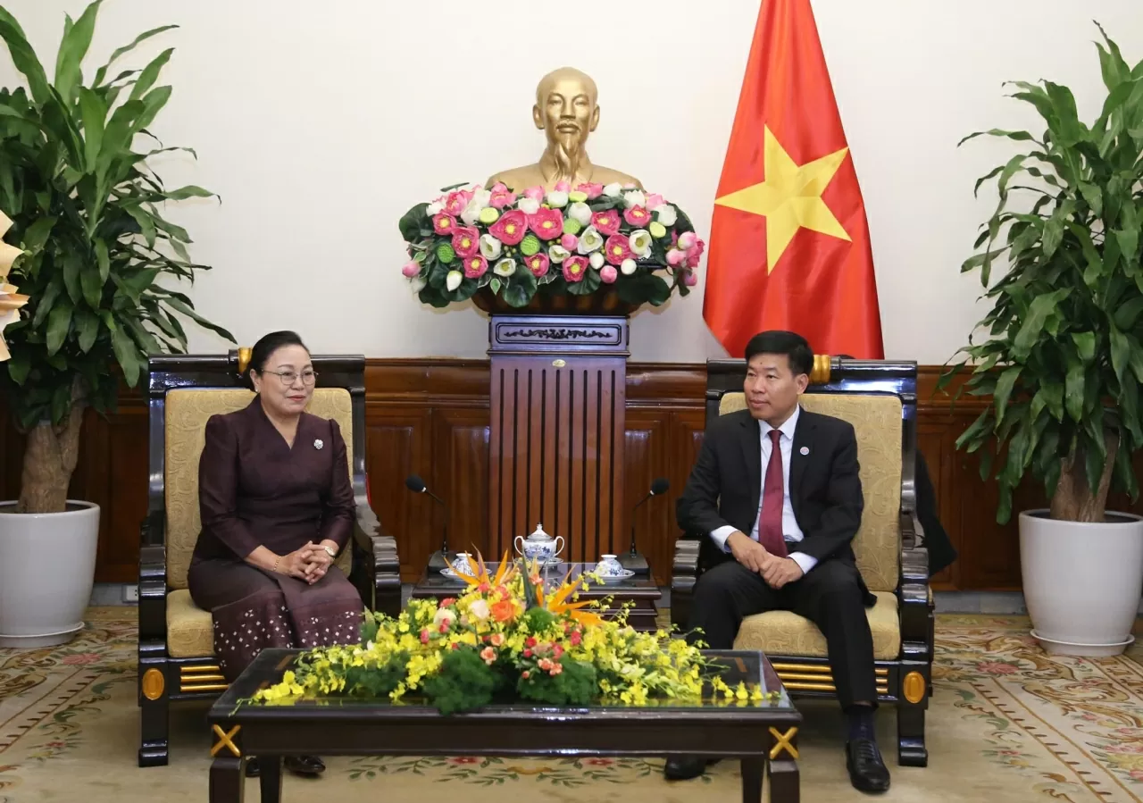 Thứ trưởng Nguyễn Mạnh Cường bày tỏ cảm ơn sâu sắc trước tình cảm và sự chúc mừng nồng ấm của Đại sứ và cán bộ Đại sứ quán Lào. (Ảnh: Thành Long)