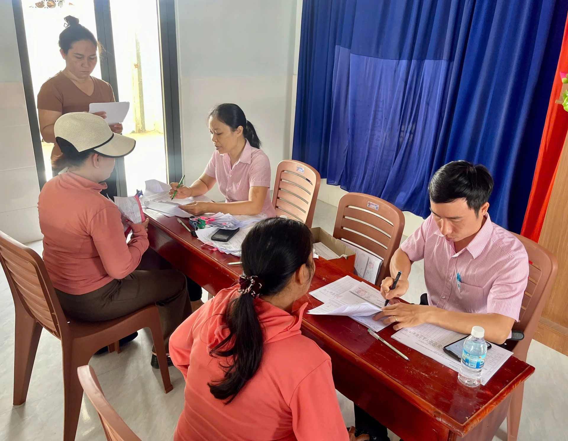 El Banco de Políticas Sociales de Cam Ranh implementa la liquidación y clasificación de deudas en el distrito de Cam Linh.