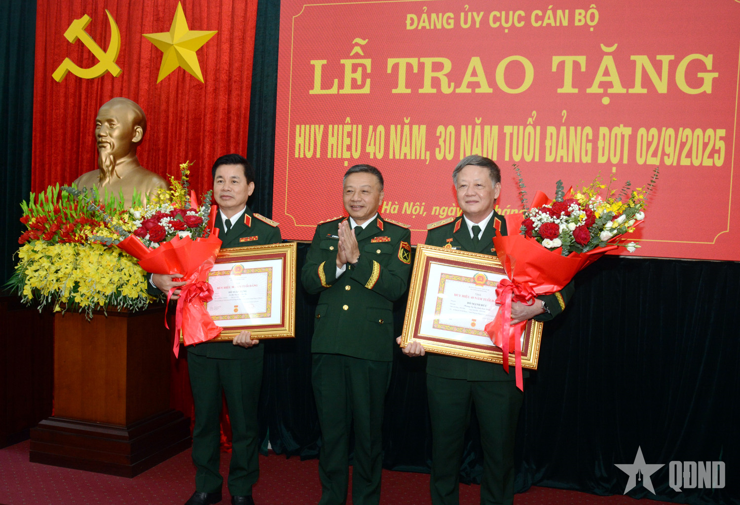 ឧត្តមសេនីយ៍ឯក Le Quang Minh បានអញ្ជើញចូលរួមពិធីប្រគល់ផ្លាកសញ្ញាសមាជិកភាពបក្ស ៤០ឆ្នាំ និង ៣០ឆ្នាំ នាថ្ងៃទី២ ខែកញ្ញា ឆ្នាំ២០២៥ ដោយគណៈកម្មាធិការបក្សនៃនាយកដ្ឋានបុគ្គលិក។
